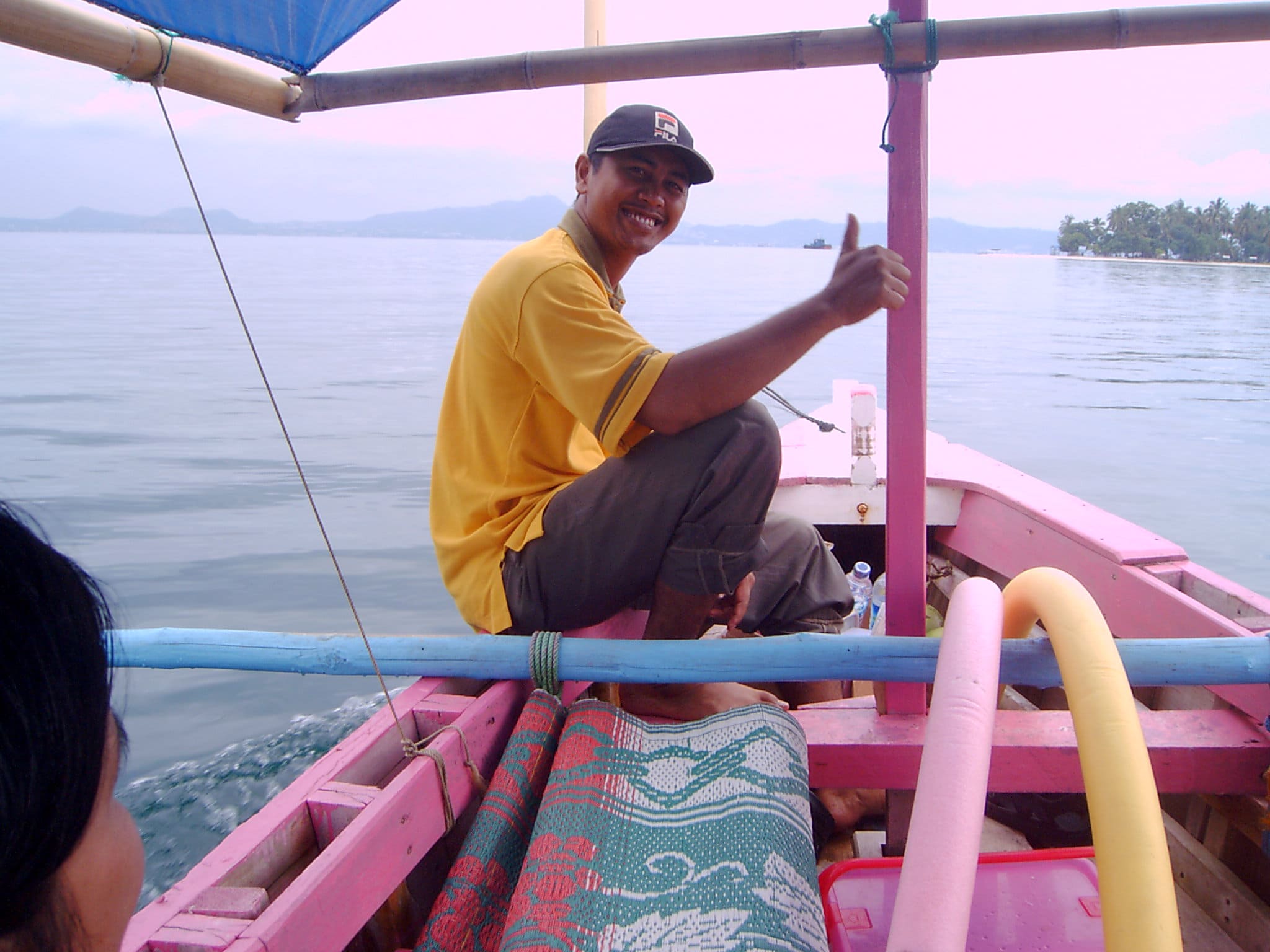 Lachender Junger Mann Auf Einem Boot In Asien