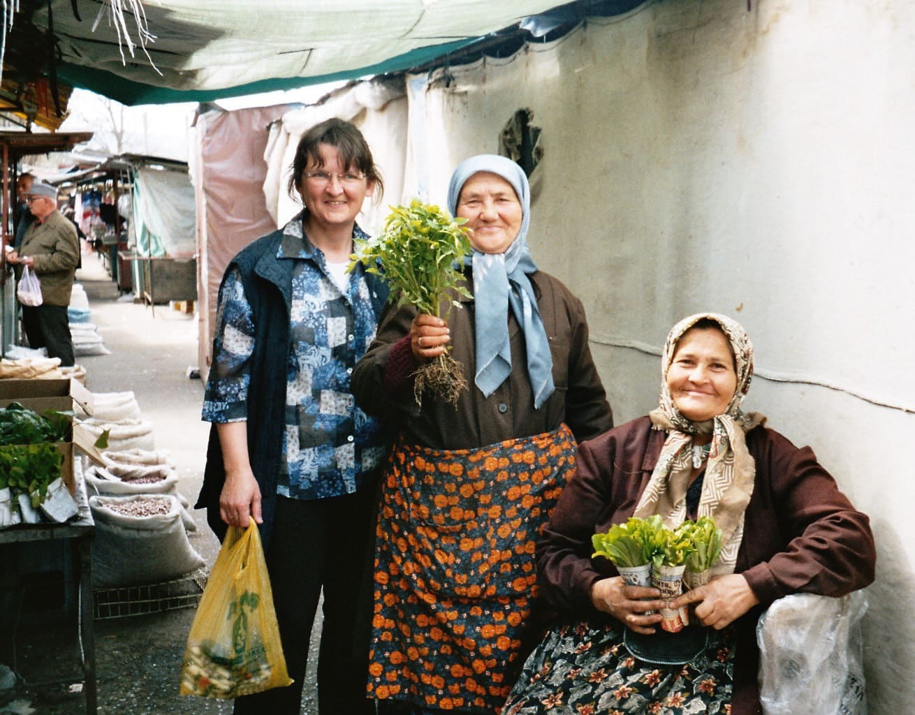 Frauen Mit Gekauften Pflanzen Auf Einem Markt