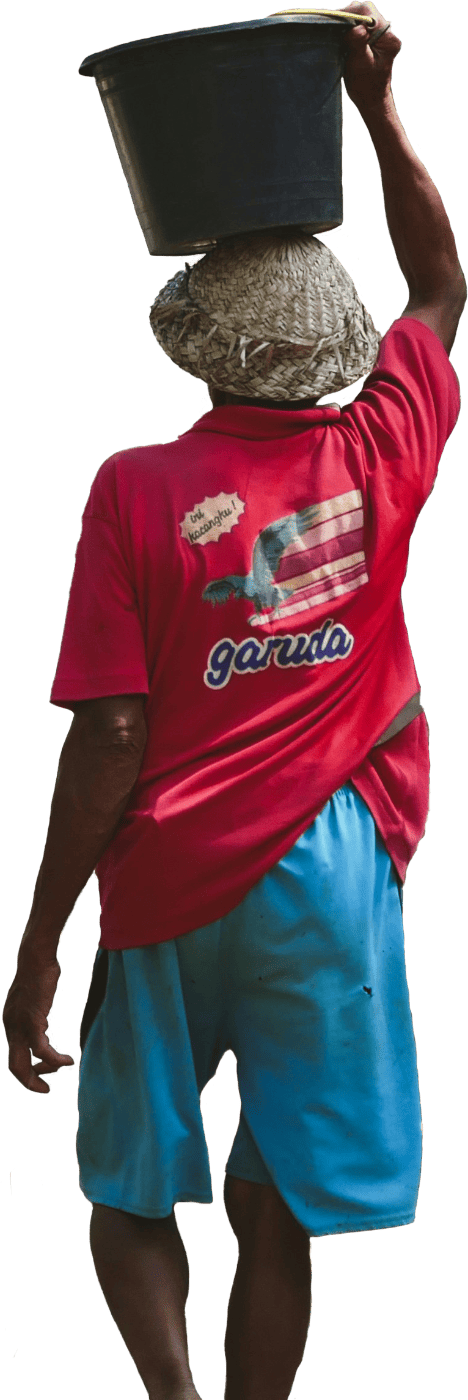 Mann Laeuft In Bali Auf Der Strasse Mit Eimer